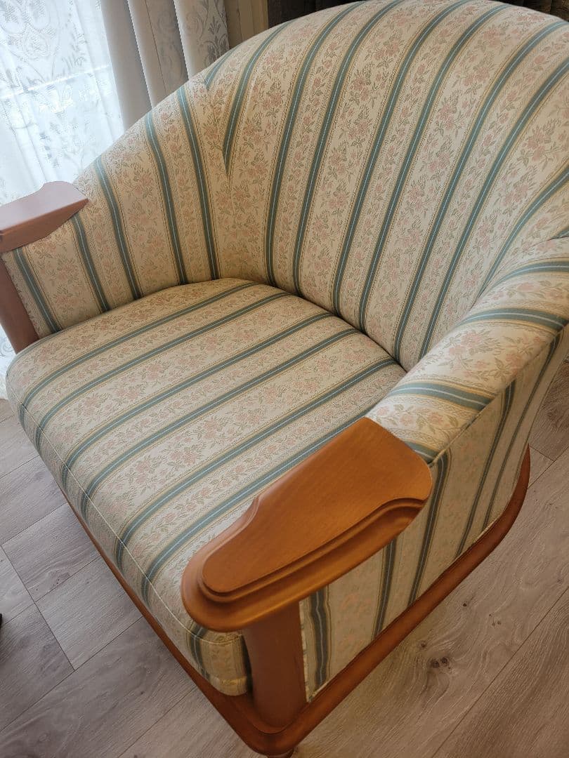 フジ家具　アンティーク調　ストライプ柄アーム付き1人掛けソファ