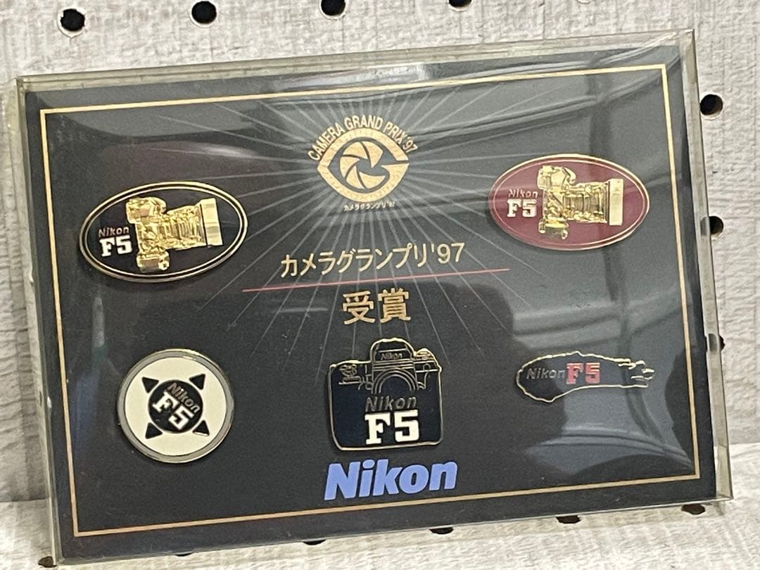 希少品 Nikon ニコン F5 カメラグランプリ'97受賞 ピンバッジセット