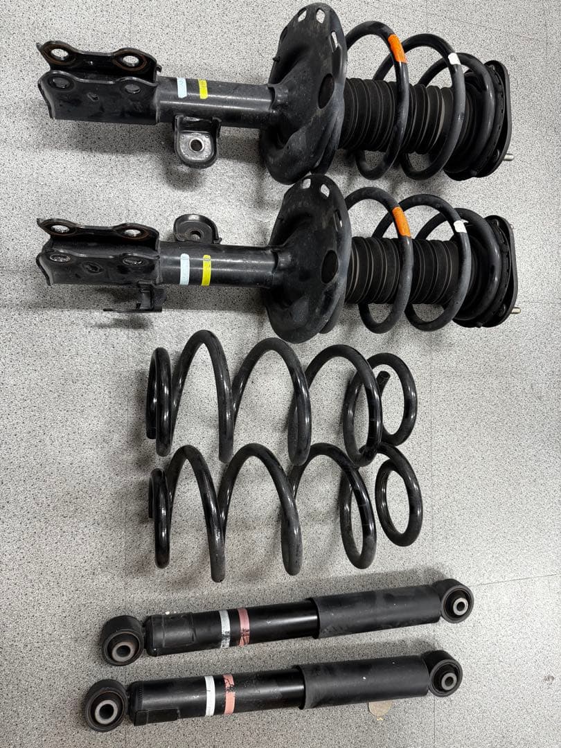 サスペンション ストラット ショックアブソーバー