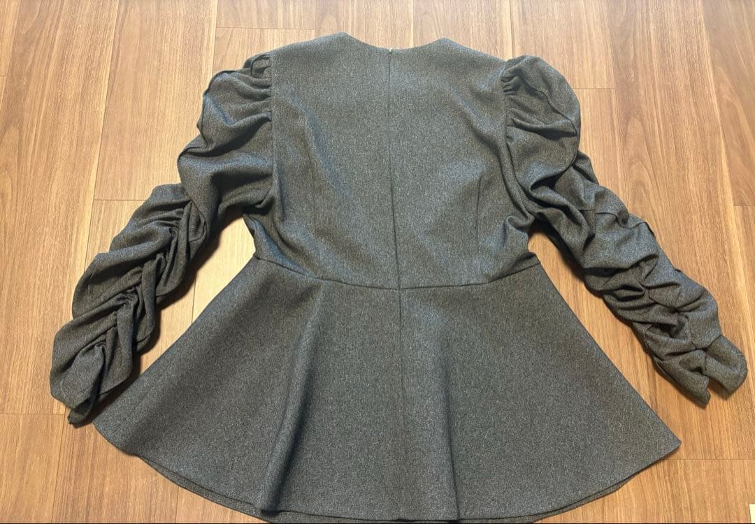 【新品未使用タグ付き】Heve シャーリングペプラムトップス