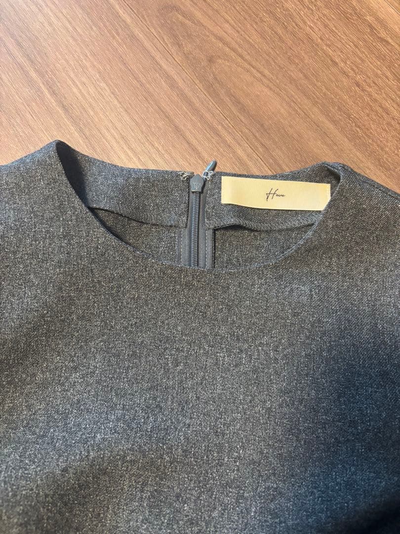 【新品未使用タグ付き】Heve シャーリングペプラムトップス