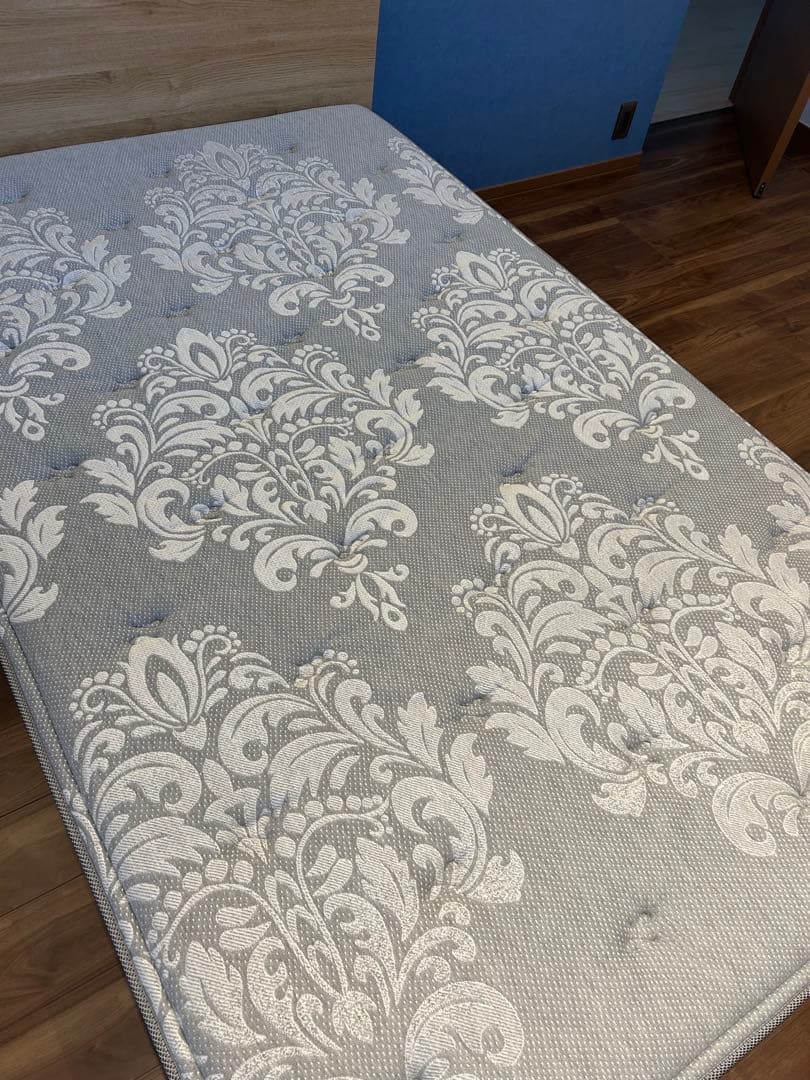 シモンズBeautyrest プラッシュピロートップ　セミダブル　フレーム付き