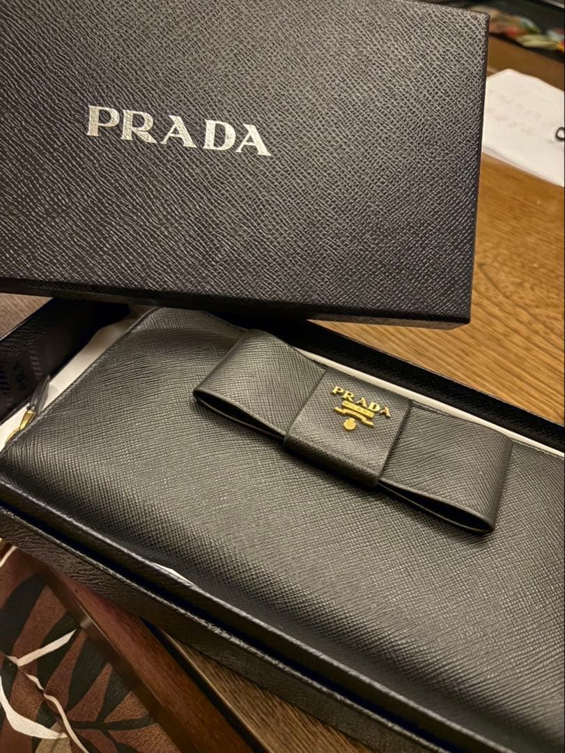 PRADA ブラックレザー 長財布 リボン付き