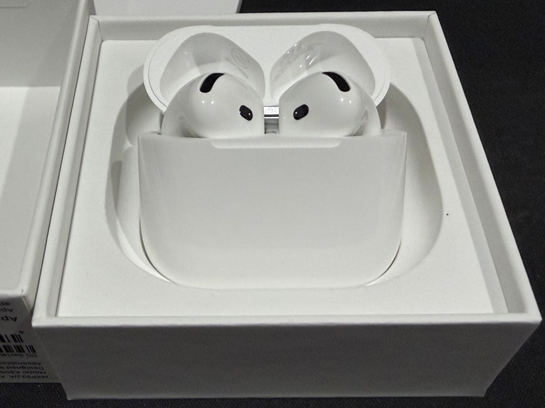 【美品】AirPods4本体 ノイズキャンセリング機能付き