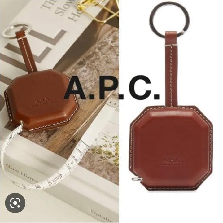【新品未使用】A.P.C. テープメジャー 定価2万 黒 ロゴ キーホルダー