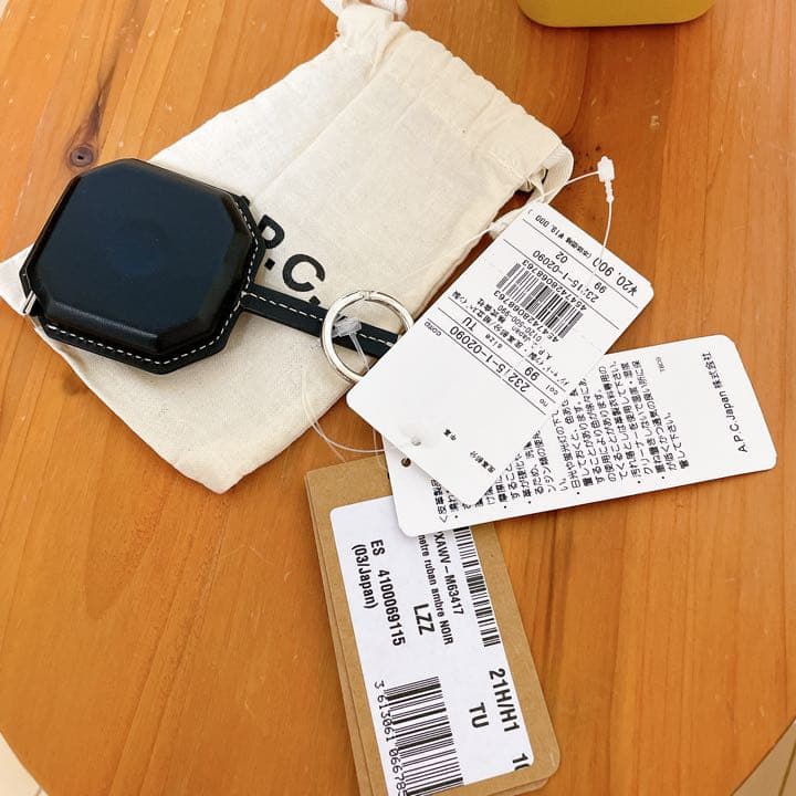 【新品未使用】A.P.C. テープメジャー 定価2万 黒 ロゴ キーホルダー