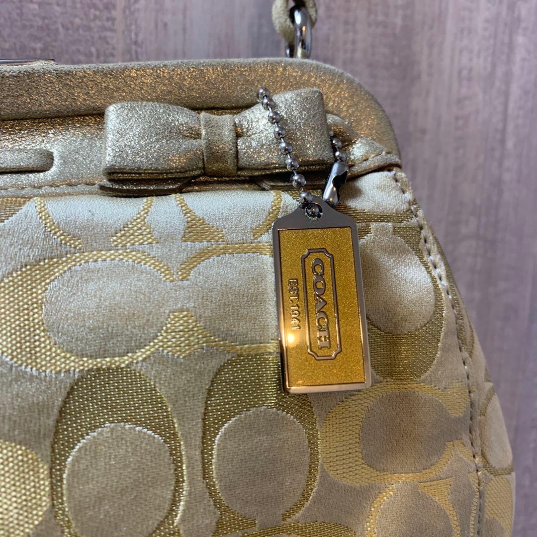 コーチ　ゴールド ロゴ入り がま口ハンドバッグ　和装にもおすすめ