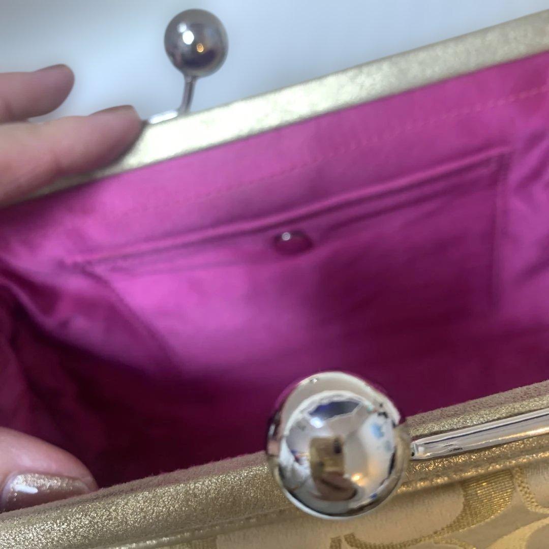 コーチ　ゴールド ロゴ入り がま口ハンドバッグ　和装にもおすすめ