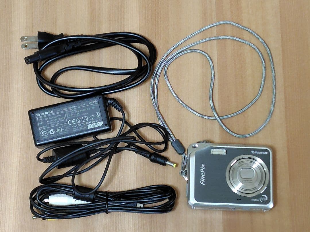 動作確認済み☆ FUJIFILM FinePix V10　デジカメ