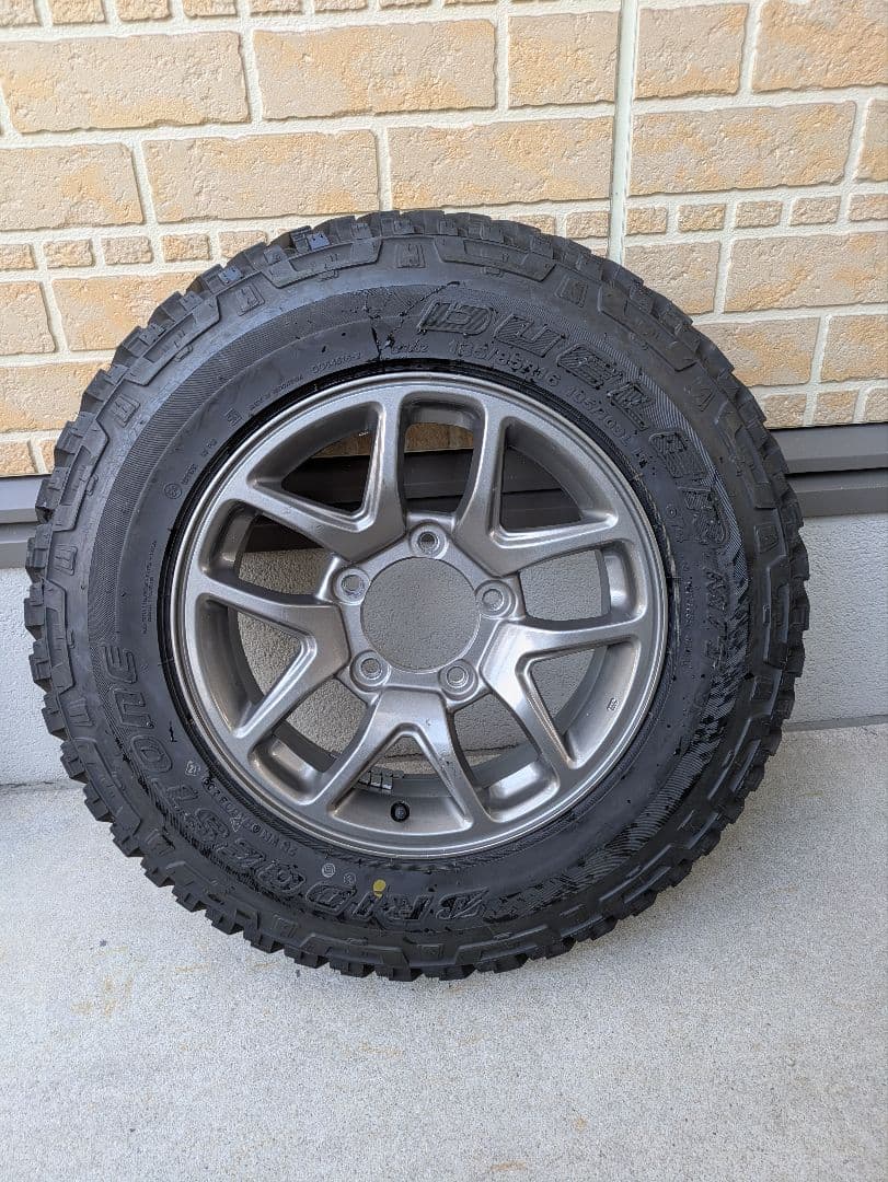 スズキ ジムニー 新車外し純正ホイール・タイヤスペア1本です。