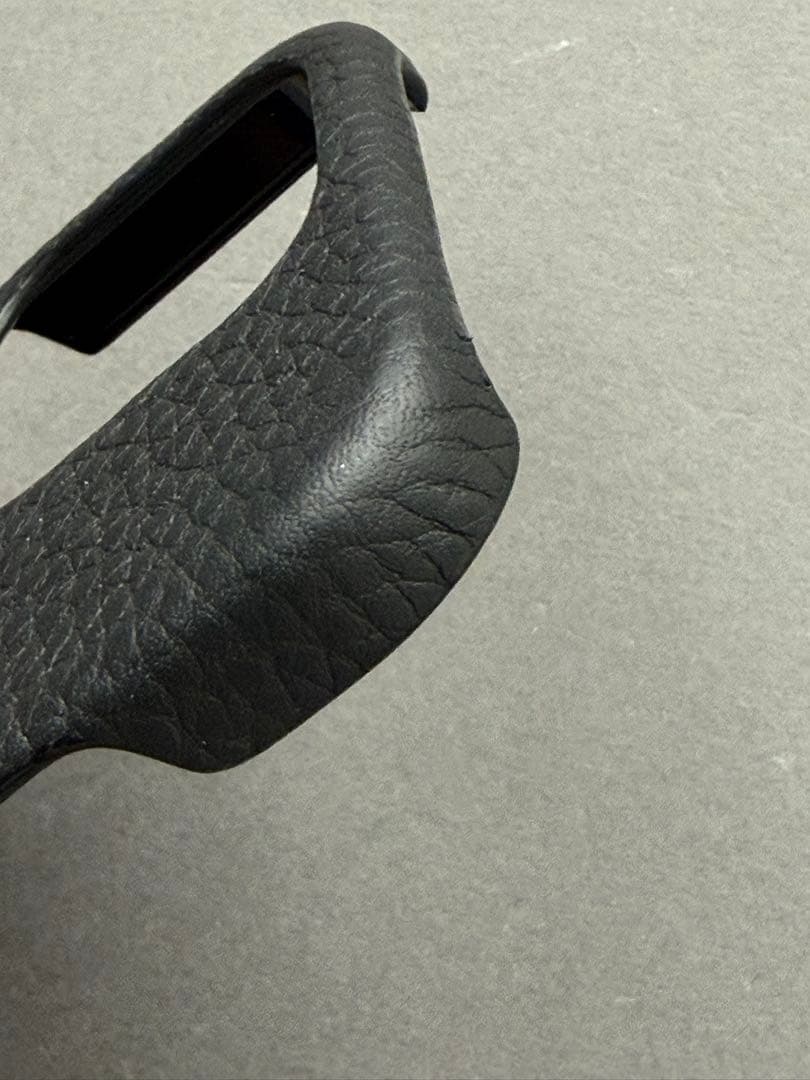 Elan. iPhoneケース　iPhone16pro ショルダーストラップ付き