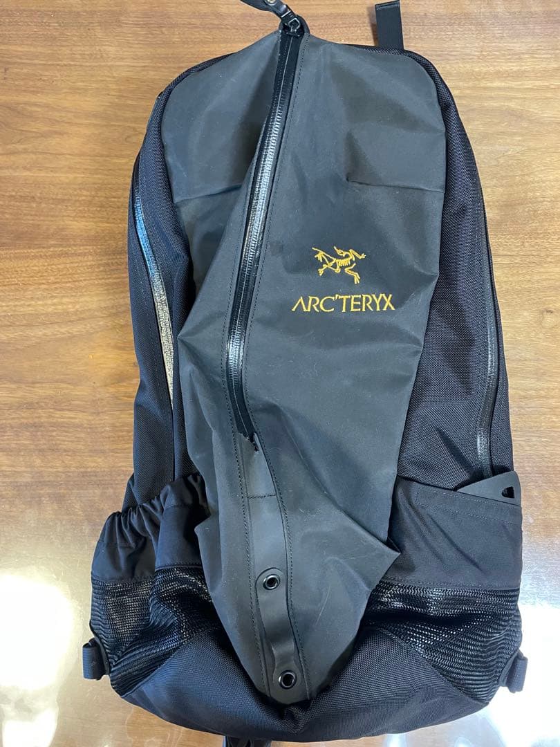 【極美品】ARC'TERYX ブラック リュック　アロー22
