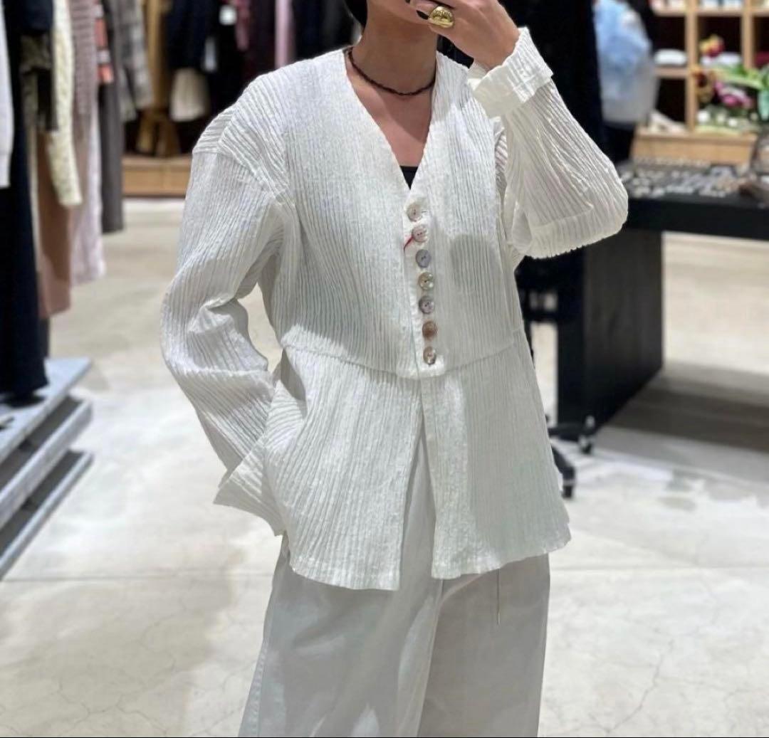 美品　roku ホワイトVネックボタンシャツ 37400円