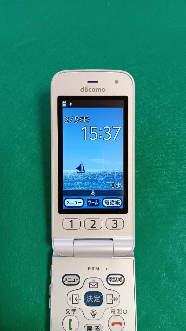 【kooさま専用 】らくらくホン F-01M ホワイト 本体 充電器付き