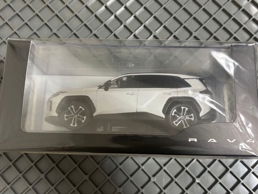 1 新型RAV4 カラーサンプル 12/18発売Z プラチナホワイトパールマイカ