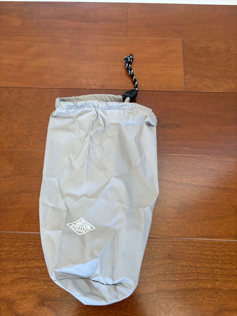 ダントン　ナイロンタフタインサレーションノーカラージャケットグレイッシュベージュ