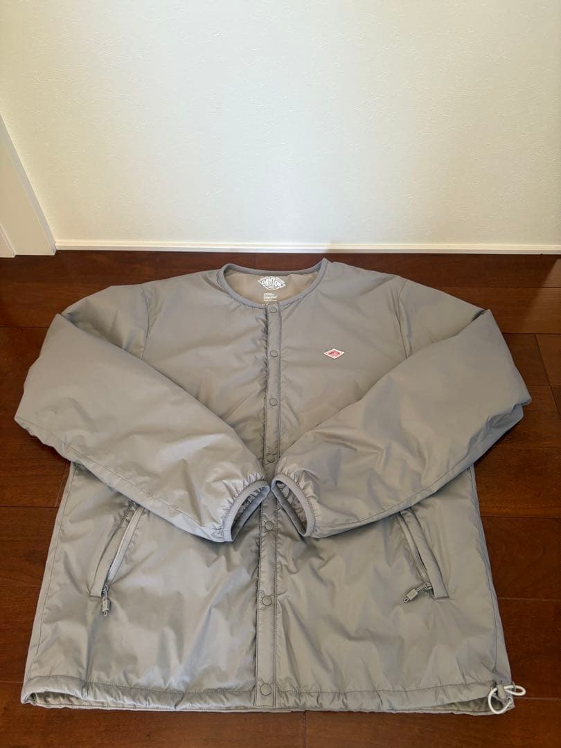ダントン　ナイロンタフタインサレーションノーカラージャケットグレイッシュベージュ