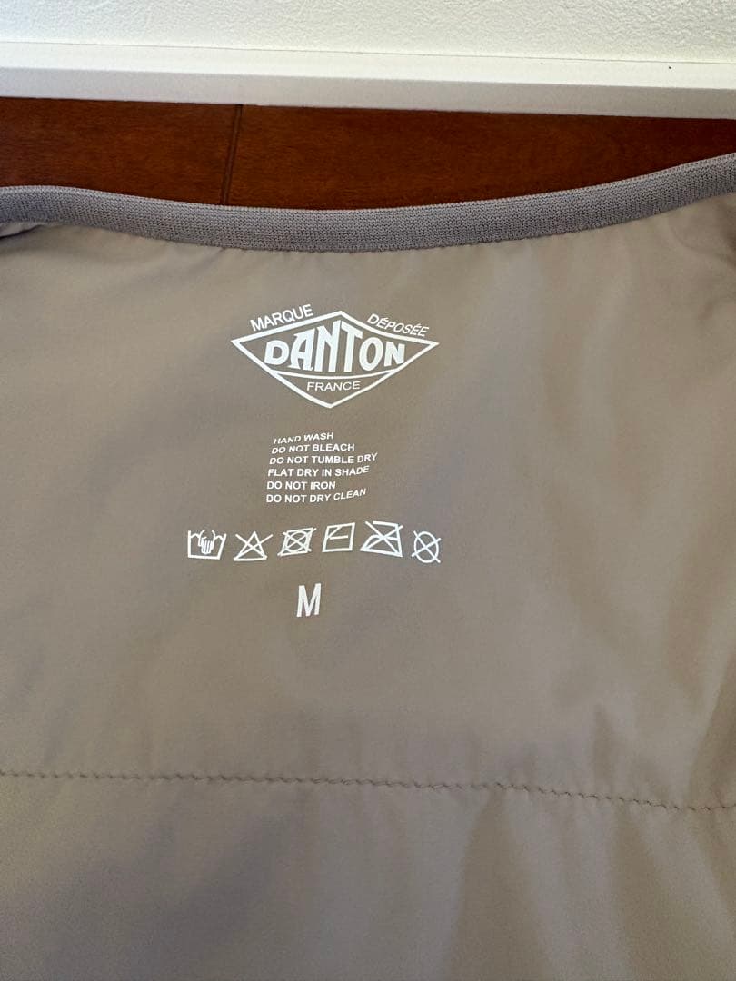 ダントン　ナイロンタフタインサレーションノーカラージャケットグレイッシュベージュ