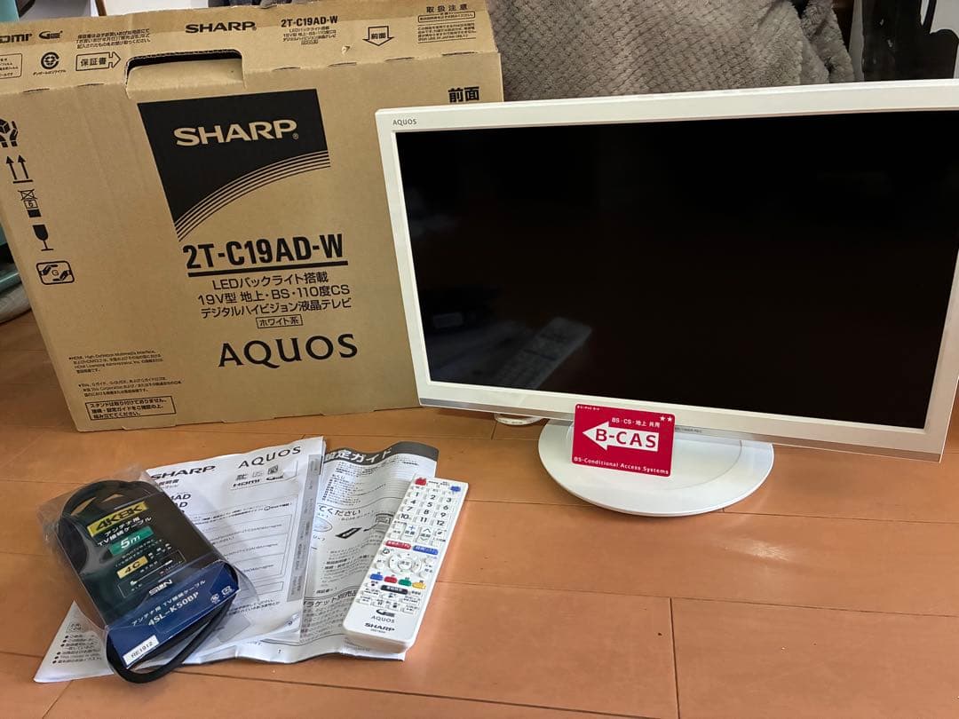 極美品 AQUOS SHARP 2T-C19AD-W 19インチ液晶テレビ