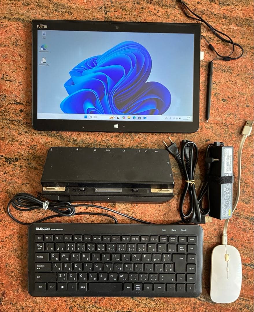 Fujitsu アローズTab Q775/K 13.3インチ　パソコンセット