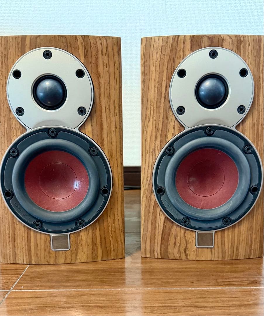 ダリのブックシェルフ型スピーカー、メヌエット　 （ウォールナット）