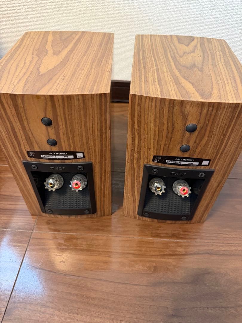 ダリのブックシェルフ型スピーカー、メヌエット　 （ウォールナット）