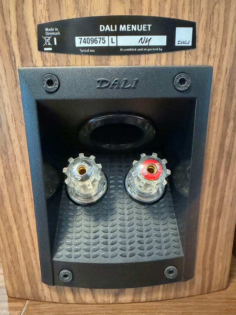 ダリのブックシェルフ型スピーカー、メヌエット　 （ウォールナット）