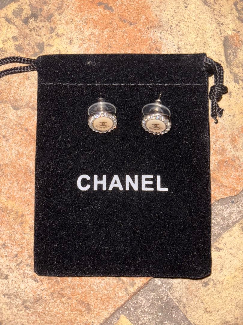 y*0様 CHANEL ロゴ入りピアス オリジナルポーチ付値下げ交渉可