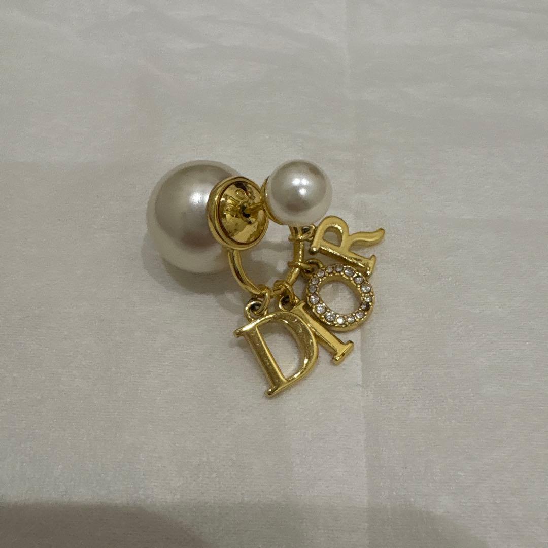 Dior パール チャーム ピアス片耳