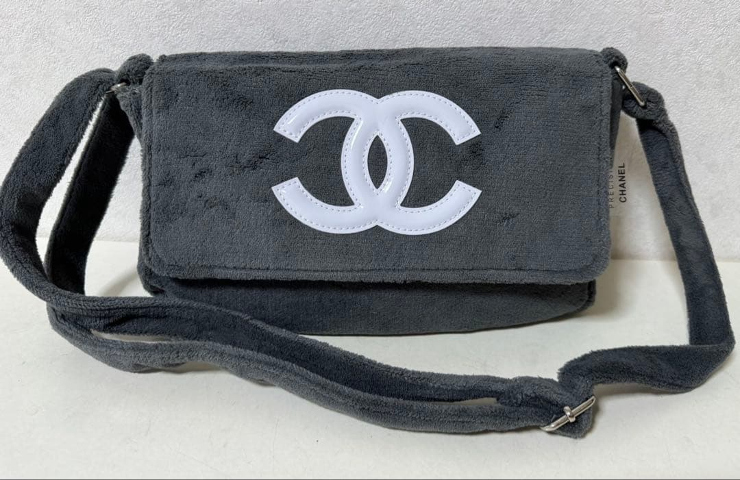 未使用 グレーxホワイトロゴ ショルダーバッグ ノベルティ CHANEL