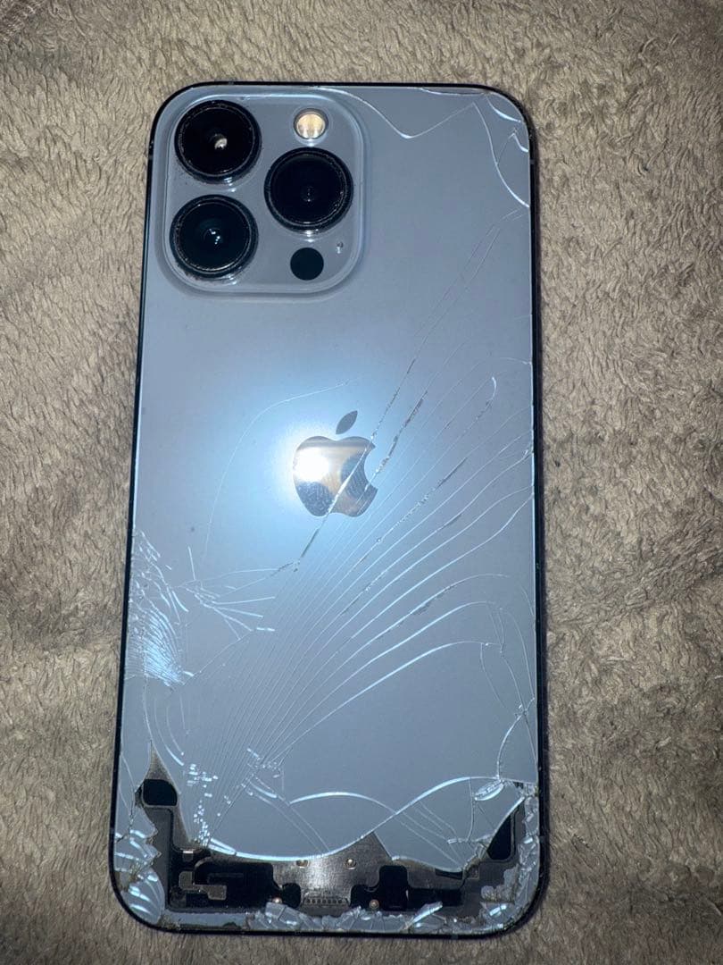 iPhone 13 Pro 256BG背面ひび割れ