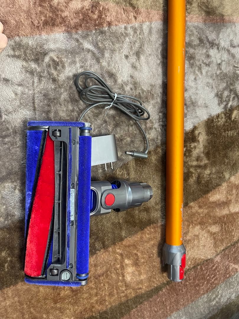 Dyson スティッククリーナー V8 fluffy