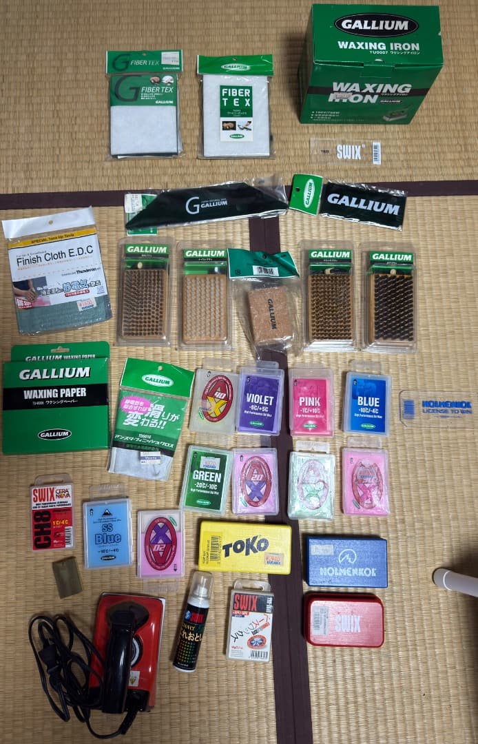 スキー用ワックスやアイロン、ブラシ等