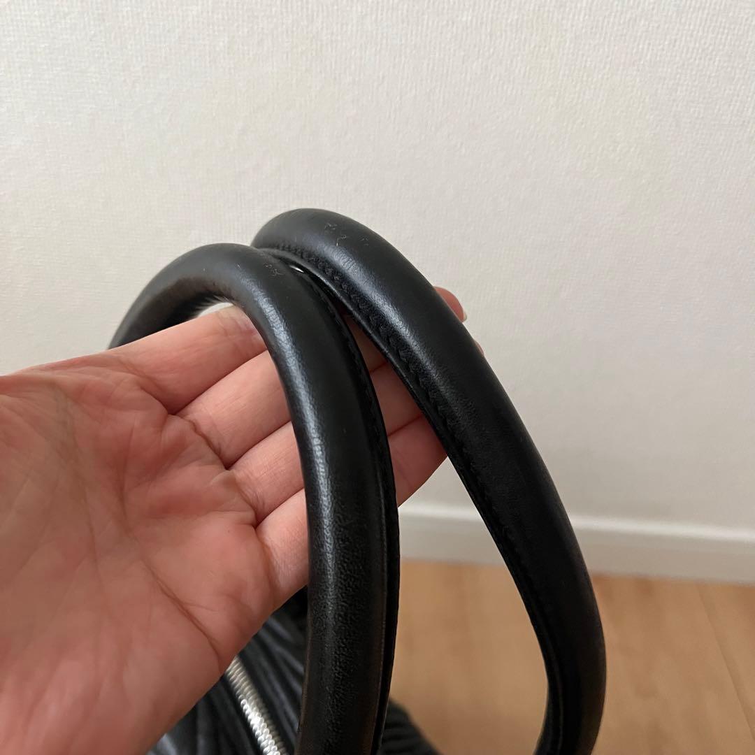 PRADA ビジネスバッグ　ギャザー キルティング　ブラック　三角プレート