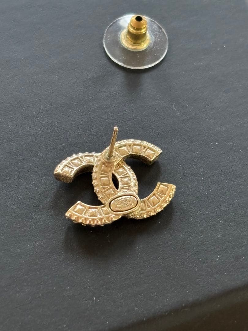 【片耳のみ/美品】シャネル CHANEL ロゴピアス