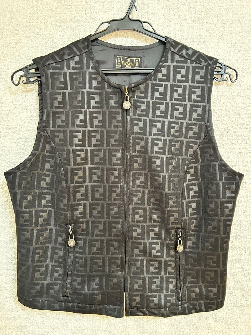 【値下げ中】FENDI ズッカ柄 ベスト ヴィンテージ ジップ ロゴ金具