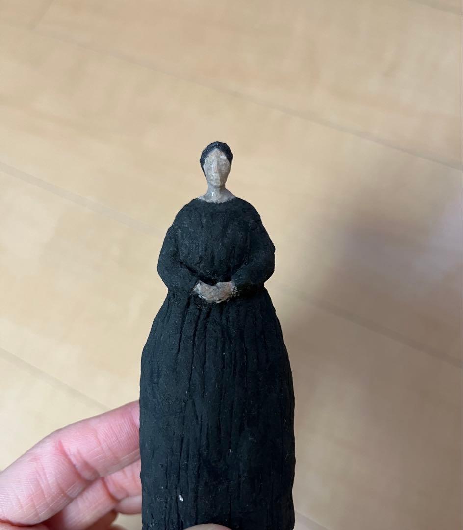 八窪章吾　緑の衣服の女性　オブジェ