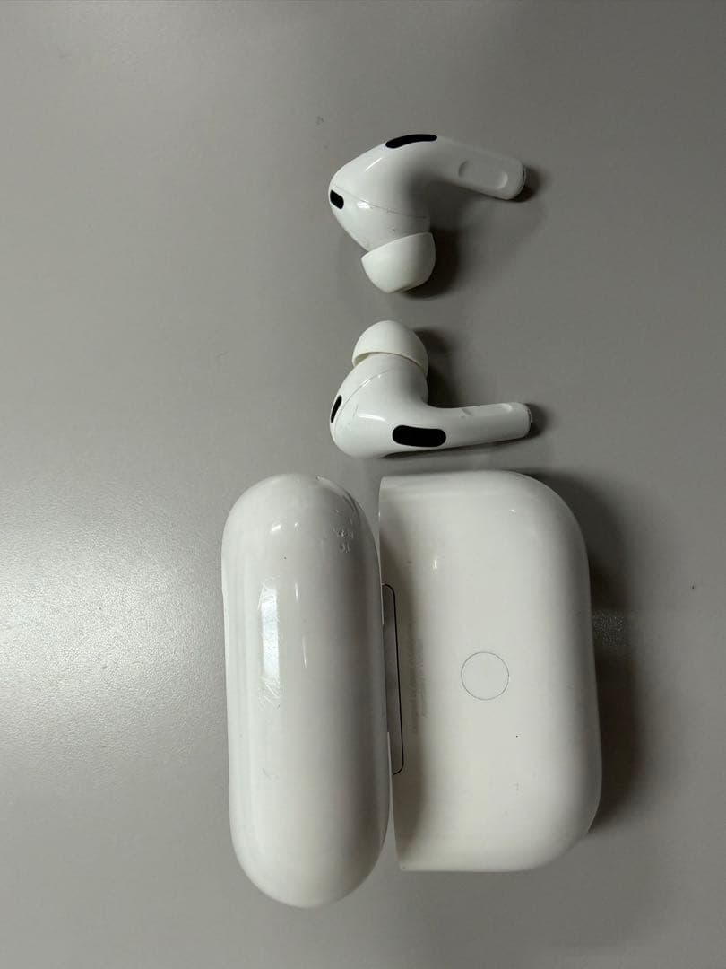 【再出品、確約済】AirPods Pro 第2世代 本体 ホワイト 充電ケース付