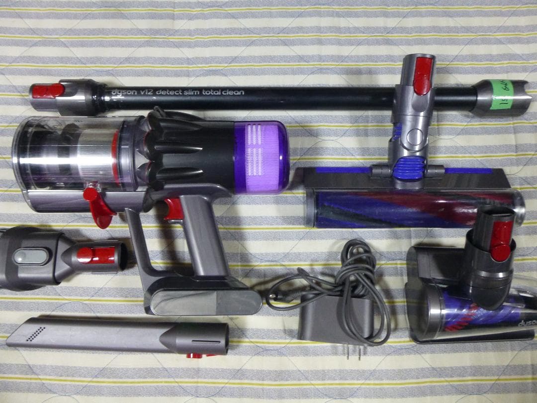 年末の大掃除に　充電スタンド付属　ダイソンSV18　目立つキズ無し　エコ51分