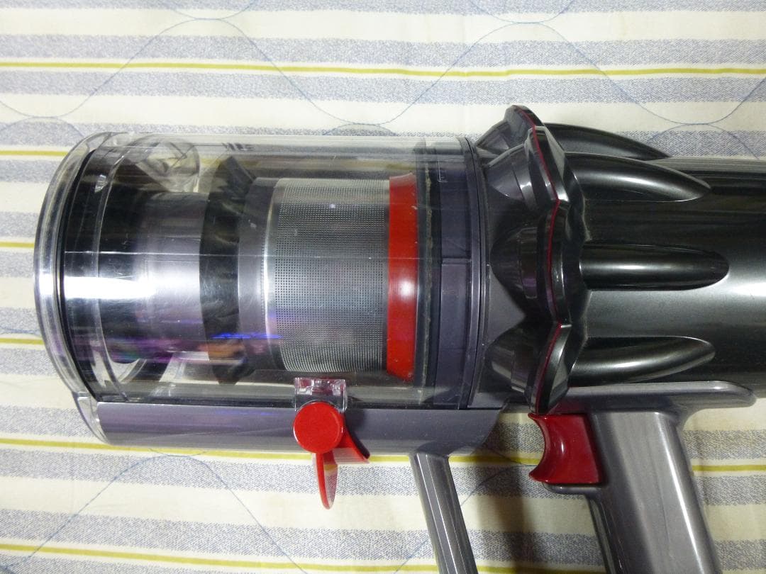 年末の大掃除に　充電スタンド付属　ダイソンSV18　目立つキズ無し　エコ51分