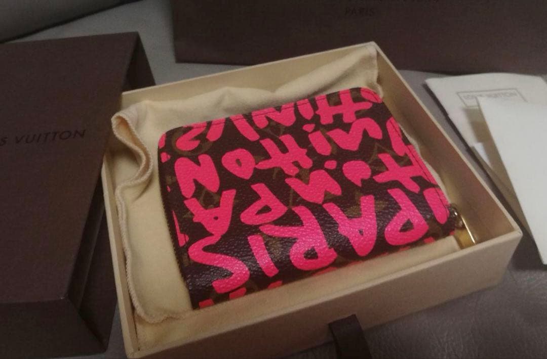 ルイヴィトン モノグラム グラフィティ ジッピーパース フューシャ