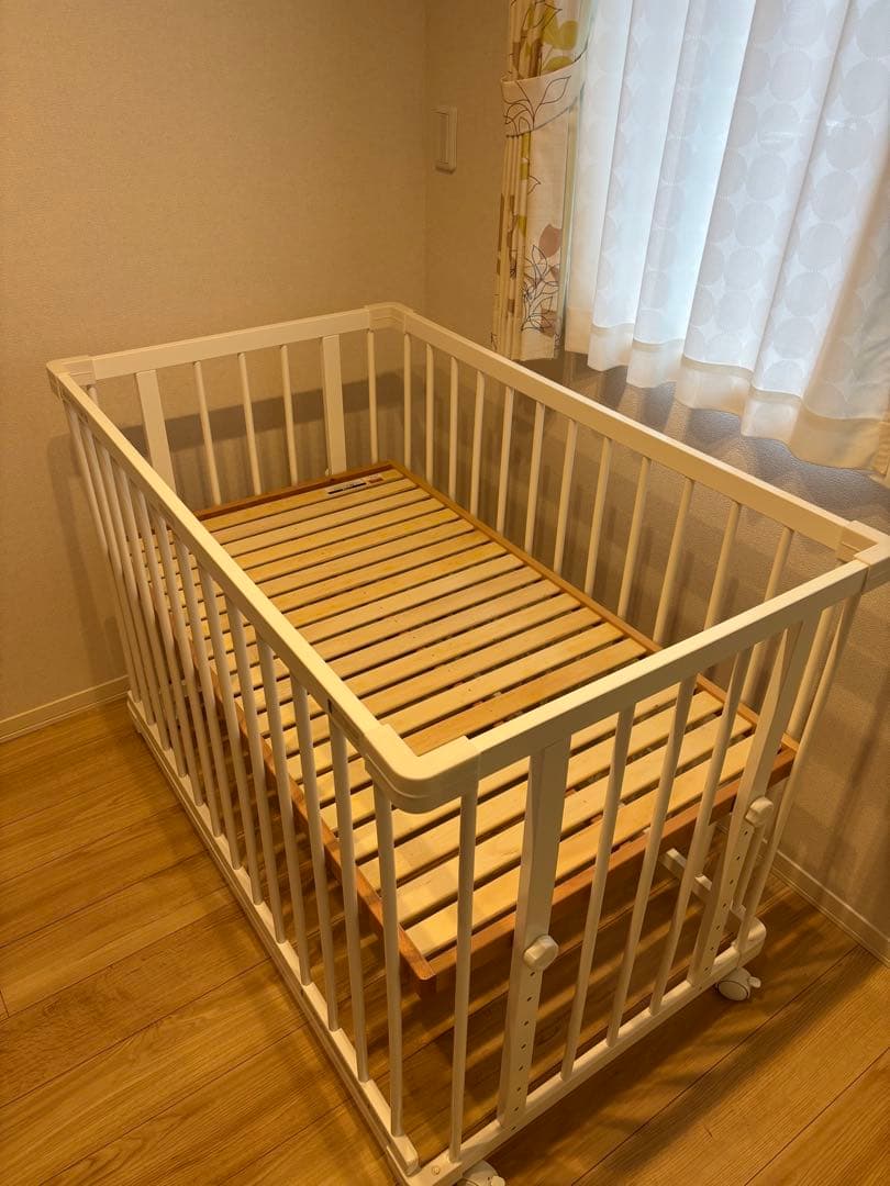 （北九州市に受け取りに来れる方限定）キャスター付き木製ベビーベッド