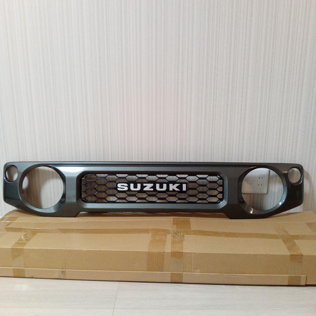 フロントグリル新型ジムニー、シエラ、ノマド、スズキエンブレムグリルガンメタリック