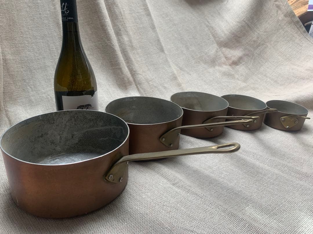 フランス アンティーク 壁掛け装飾に 軽い銅鍋５個セットコッパー 片手鍋 真鍮
