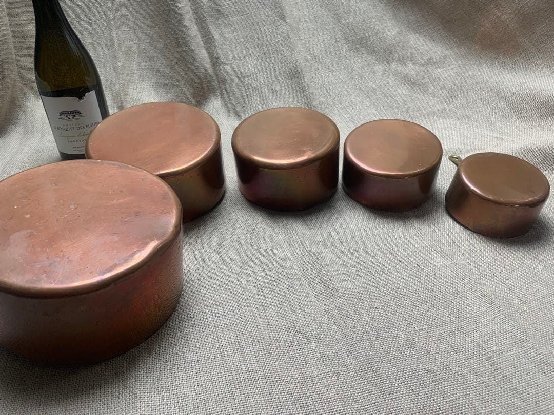 フランス アンティーク 壁掛け装飾に 軽い銅鍋５個セットコッパー 片手鍋 真鍮