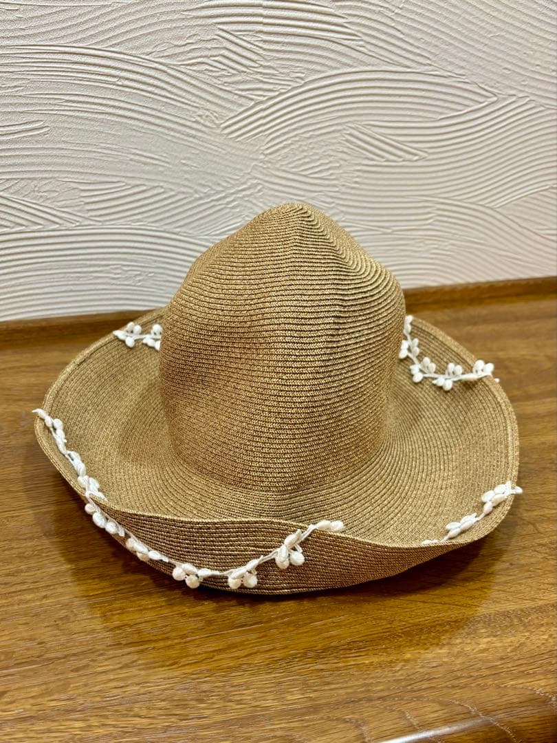 ベージュ 麦わら帽子 花の装飾付きアシーナニユーヨーク