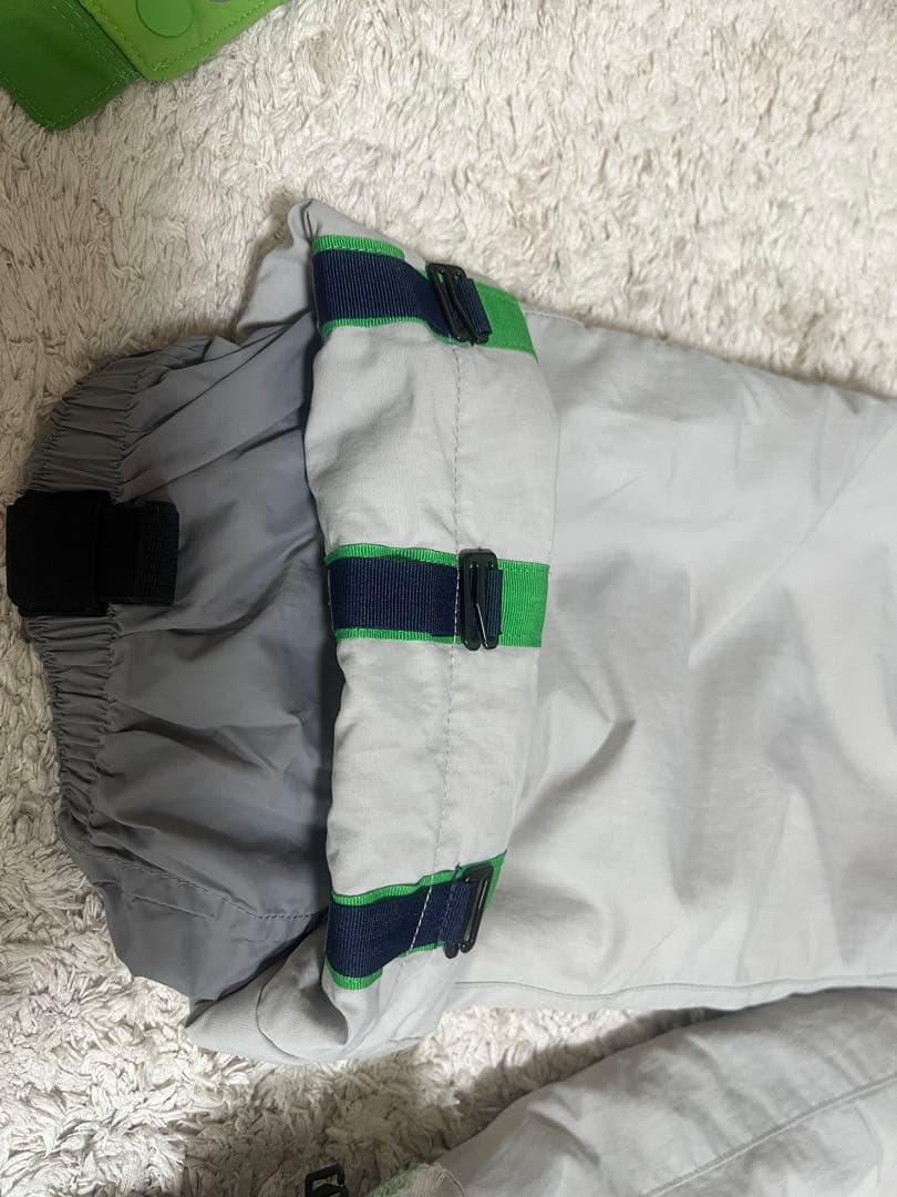 緑色ジャケットとグレーオーバーオールセット