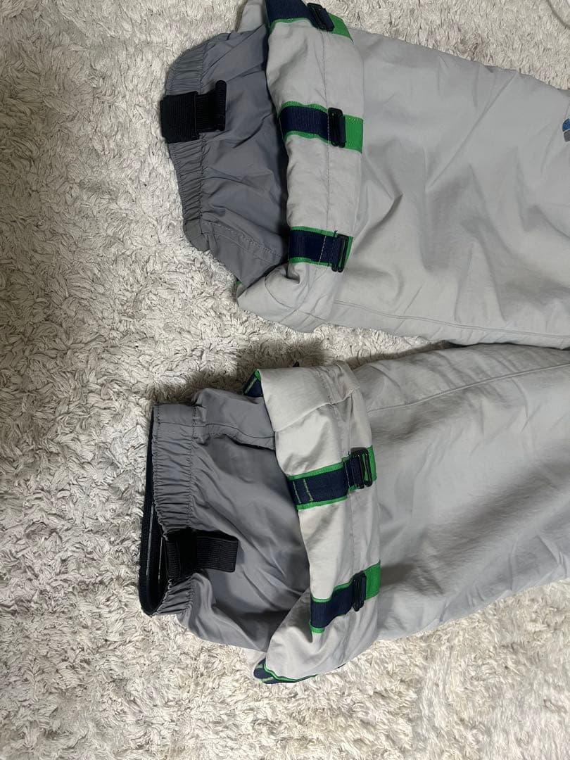 緑色ジャケットとグレーオーバーオールセット