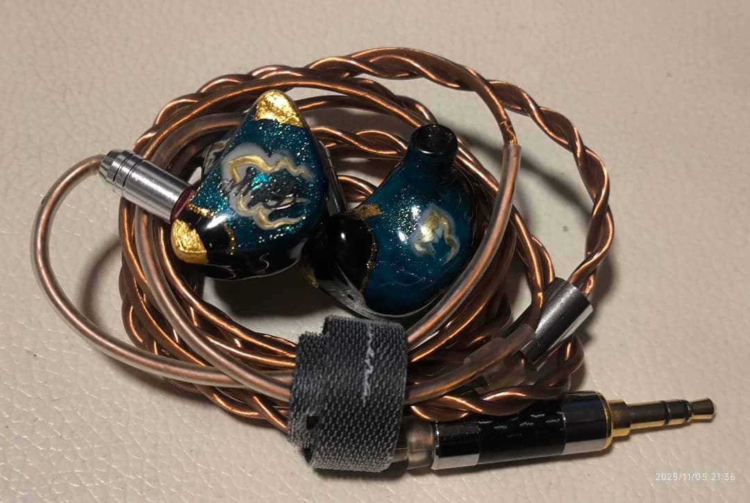 リケーブル可能イヤホン 青と金のデザインkinera Freya