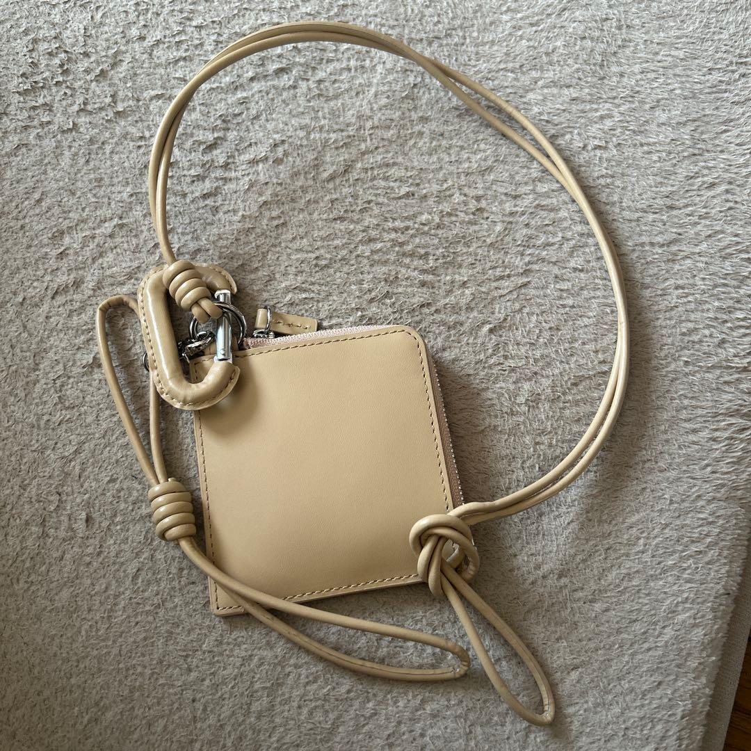 ETRE TOKYO レザーコードカラビナスクエアパース